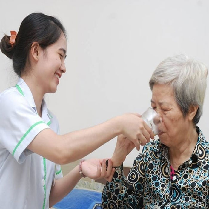 Người giúp việc thuần thục các kỹ năng chăm sóc người già